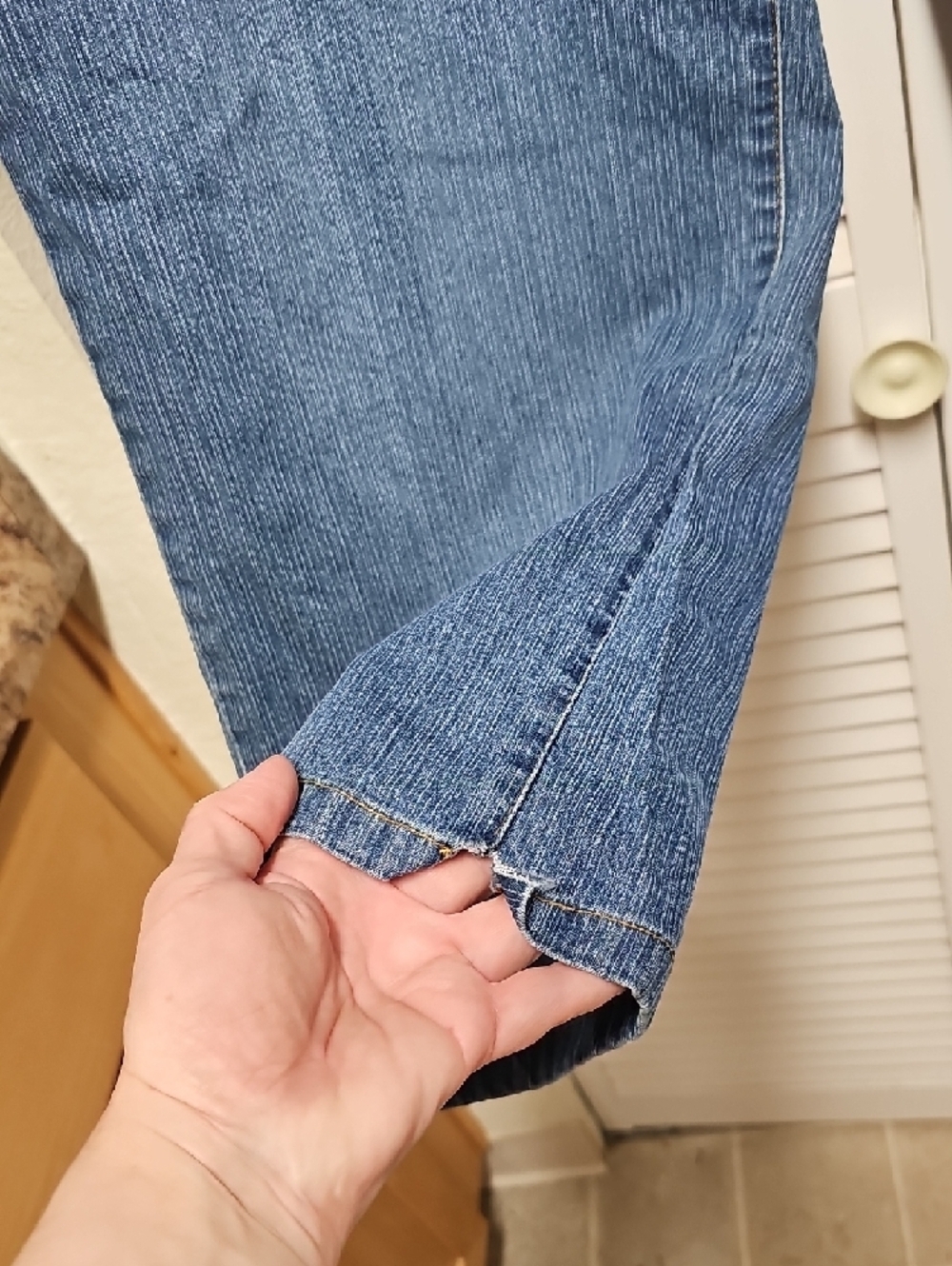 EUC Edge Blue Cropped Stretchy Cargo Pocket Jeans W Smaller Button Pockets Front - Picture 5 of 11